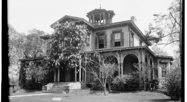 The Spookiest Mansion In Alabama Is Sure To Give You Nightmares