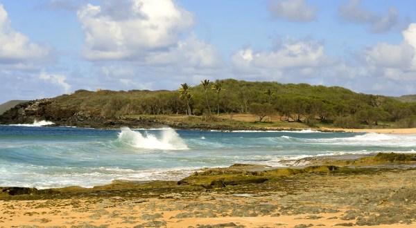 The Largest, Most Secluded Beach In Hawaii Absolutely Needs To Be On Your Island Bucket List