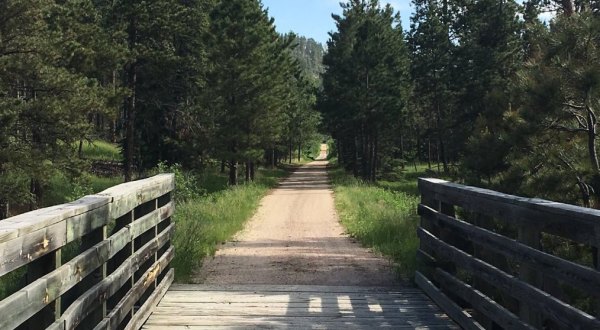 11 Easy Hikes To Add To Your Outdoor Bucket List In South Dakota