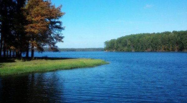 The Underrated Louisiana Lake That’s Perfect For A Summer Day
