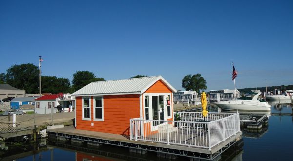 Experience The Ultimate River Life In These Floating Houses In Illinois