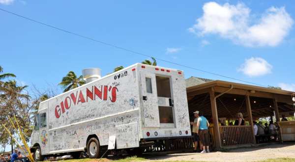 This Restaurant In Hawaii Doesn’t Look Like Much – But The Food Is Amazing
