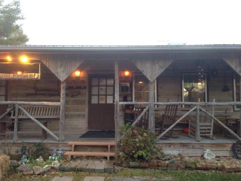 This Restaurant In Tennessee Doesn't Look Like Much - But The Food Is Amazing