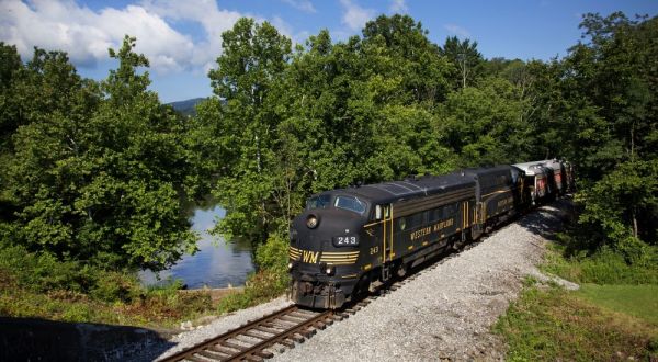 This Wine-Themed Train In West Virginia Will Give You The Ride Of A Lifetime