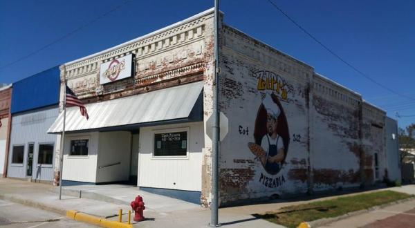 The Little Hole-In-The-Wall Restaurant That Serves The Best Pizza In Iowa