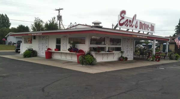 Everyone Goes Nuts For The Hamburgers At This Nostalgic Eatery In Minnesota