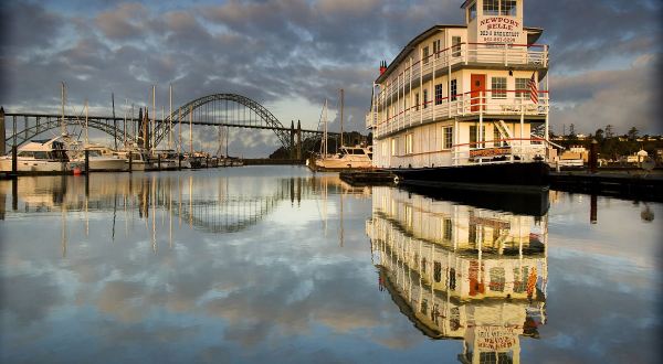Spend The Night On This Gorgeous Riverboat In Oregon For An Unforgettable Summer Getaway