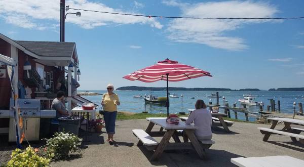 This Tiny Shop In Maine Serves Lobster To Die For