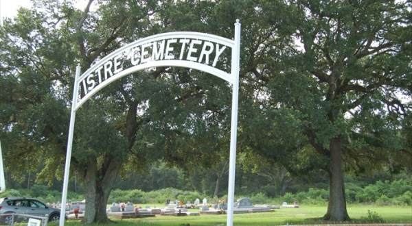 The Mystery Behind This Louisiana Graveyard Has Baffled Historians For Decades