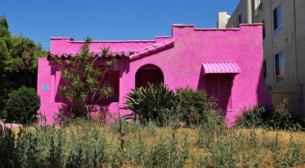 The Insanely Unique Pink Houses In Southern California That Will Soon Be Gone Forever