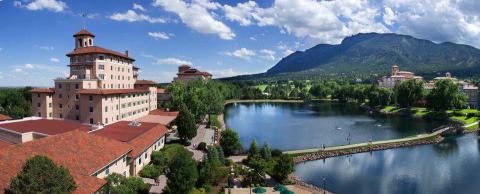 Not Many People Realize That One Of The Best Lake Hotels In The Country Is Hiding Out In Colorado