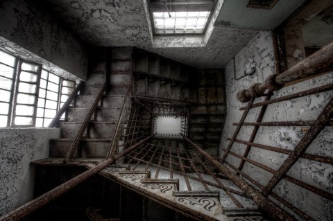 15 Staggering Photos Of An Abandoned Asylum Hiding In West Virginia
