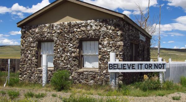 This House In Wyoming Sits In A Dinosaur Graveyard And You Have To See It