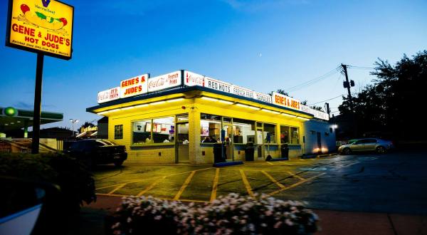 Every Illinoisan Must Visit This Most Iconic Restaurant In The State