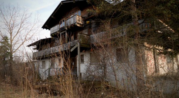 This Abandoned Midwest Ski Lodge Is Decaying In The Mountains