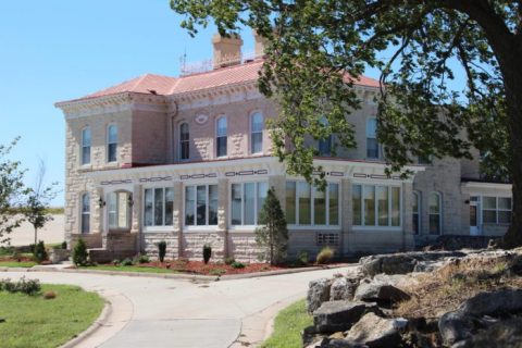 7 Great Places To Spend The Night In Kansas That Will Make Your Summer Awesome