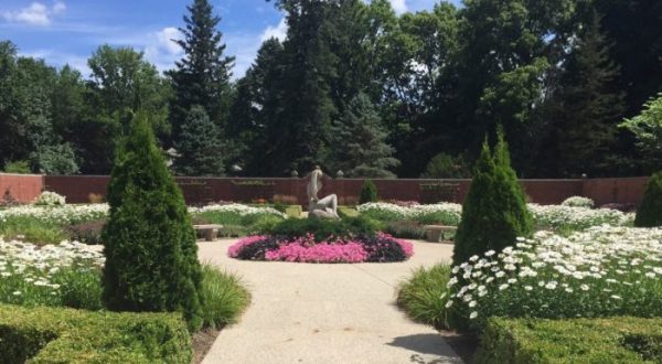 The Stunning Illinois Park That Looks Just Like An English Garden