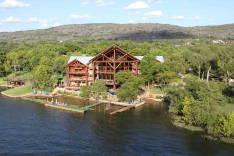 A Spectacular Getaway In Texas, Log Country Cove Is Beyond Your Wildest Dreams