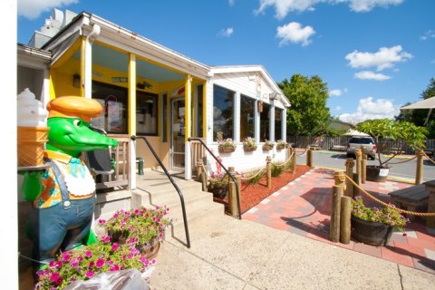Everyone Goes Nuts For The Hamburgers At This Nostalgic Eatery In Maryland