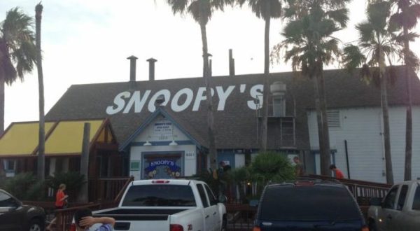 A Secluded Beachfront Restaurant In Texas, Snoopy’s Pier Is One Of The Most Magical Places You’ll Ever Eat