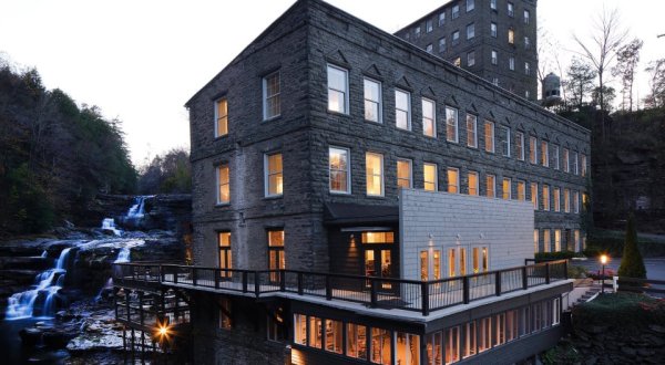 The Incredible Cliffside Hotel In Pennsylvania That Will Make Your Stomach Drop