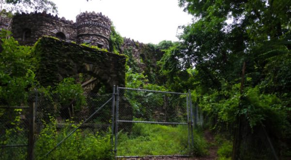 The Awesome Hike In Connecticut That Will Take You Straight To An Abandoned Castle