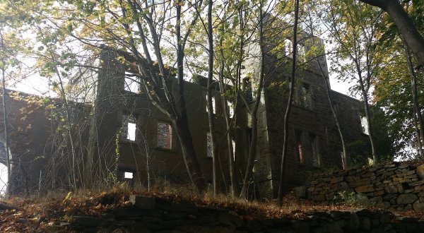 The Awesome Hike In Maine That Will Take You Straight To An Abandoned Castle