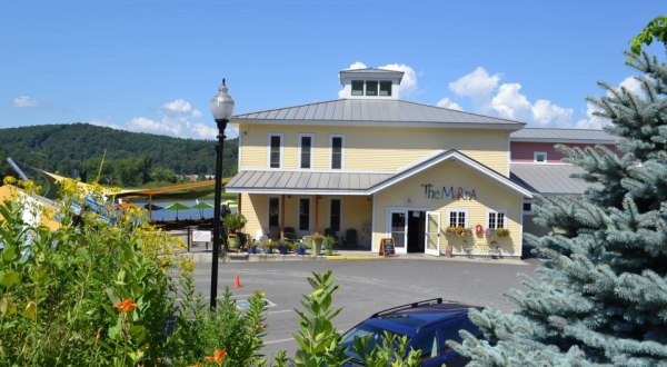 A Trip To This Waterfront Restaurant In Vermont Will Make Your Summer Complete