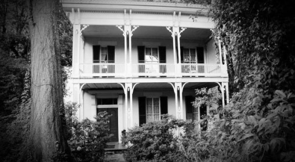 8 Haunting Tours In Mississippi That Will Send Chills Down Your Spine