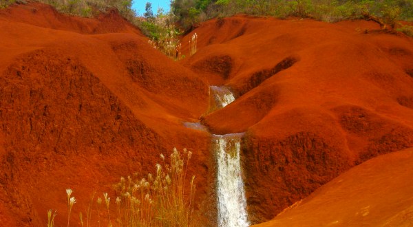 The Unexpected Hawaii Waterfall That Will Transport You To Another World