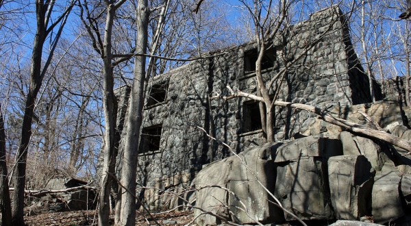 The Awesome Hike In New Jersey That Will Take You Straight To An Abandoned Castle