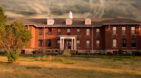 5 Creepy Asylums Iowa That Are Still Standing And Still Disturbing