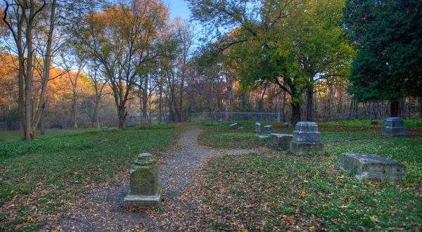 7 Disturbing Cemeteries Around Chicago That Will Give You Goosebumps
