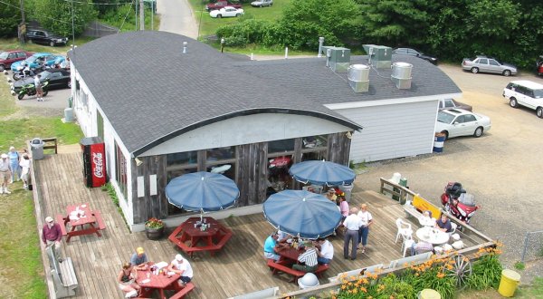 You Can Watch Planes Land At This Underrated Restaurant In New Hampshire