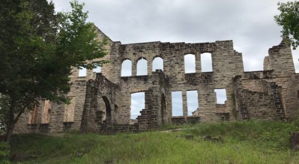 The Awesome Hike In Missouri That Will Take You Straight To An Abandoned Castle