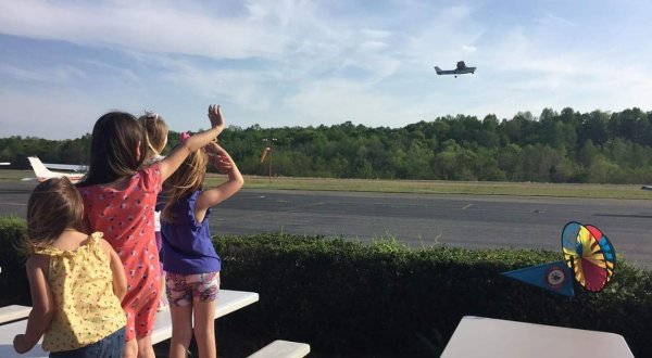 You Can Watch Planes Land At This Underrated Restaurant in Virginia