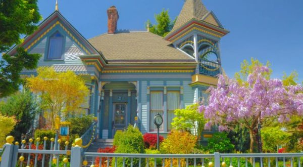 You’ll Fall In Love With This Eccentric Bed And Breakfast Hiding In Oregon