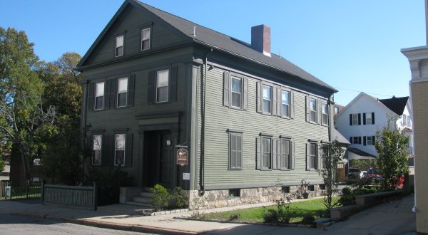 One Of The World’s Most Haunted Inns Can Be Found Right Here In Massachusetts