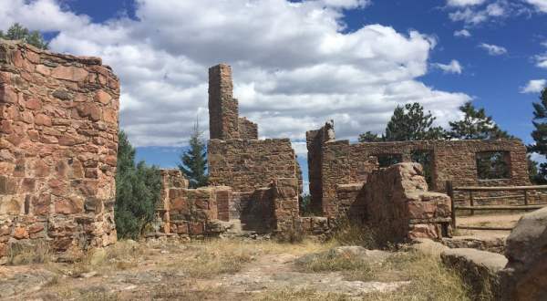 The Awesome Hike In Colorado That Will Take You Straight To An Abandoned Castle