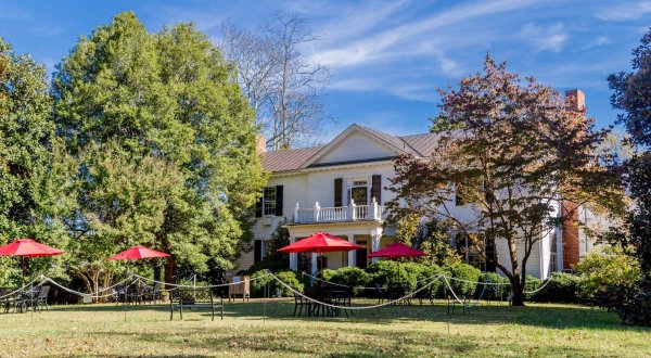 This Virginia Restaurant Is Located In An 18th Century Manor House And You’ll Want To Visit