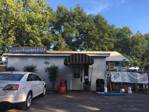 The Unassuming Restaurant In Alabama That Serves The Best Oysters You'll Ever Taste