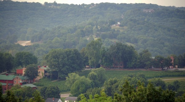 The Remote Winery Near St. Louis That’s Picture Perfect For A Day Trip