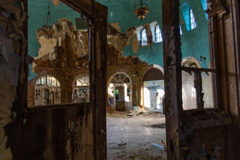 9 Staggering Photos Of An Abandoned Hospital Hiding Near Buffalo