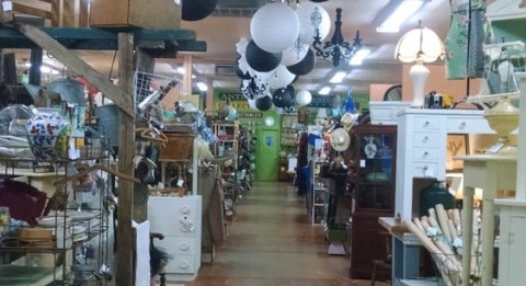 You Could Easily Spend All Weekend At This Enormous Antique Mall