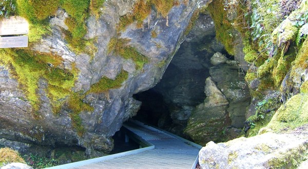 Most People Don’t Realize An Underground River Flows Right Through Oregon