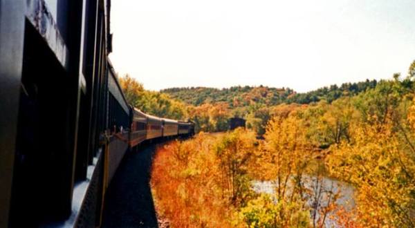Take This Fall Foliage Train Ride Near Minneapolis For A One-Of-A-Kind Experience