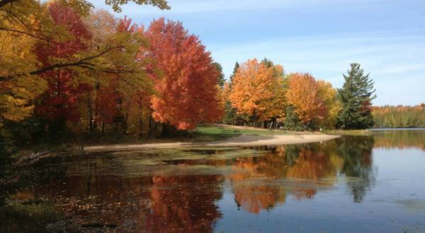 The One Hikeable Lake In Wisconsin That’s Simply Breathtaking In The Fall