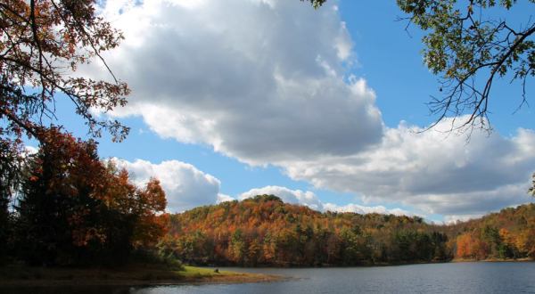 The One Hikeable Lake In West Virginia That’s Simply Breathtaking In The Fall