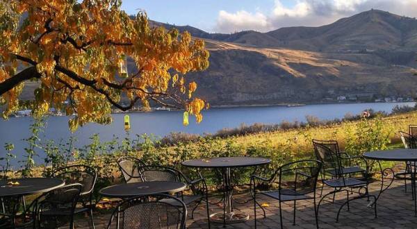 The Hidden Restaurant In Washington That’s Surrounded By The Most Breathtaking Fall Colors