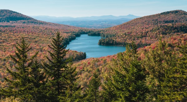 The One Hikeable Lake In Vermont That’s Simply Breathtaking In The Fall